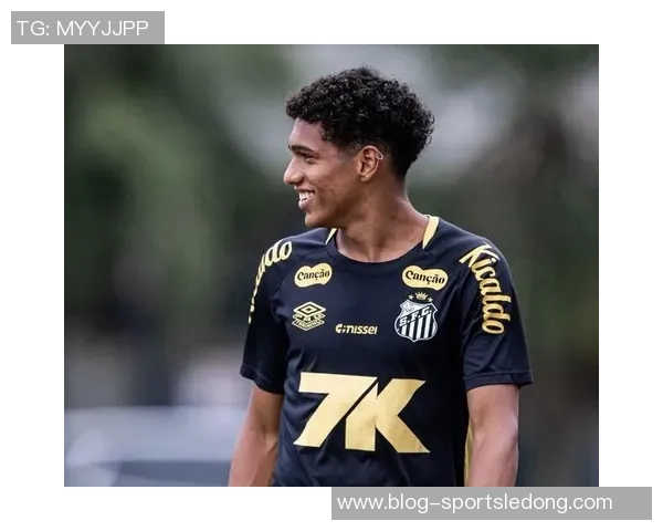 热刺主场失利西汉姆新援索萨赛后更衣室与队友互动 热刺主场失利西汉姆新援索萨赛后更衣室与队友互动